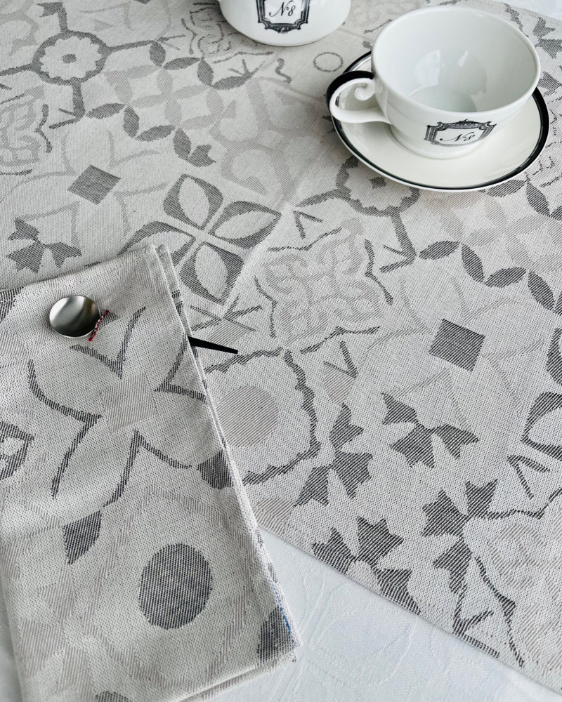 Ciment gris beige ici avec serviette assortie - tissé et fabriqué en France