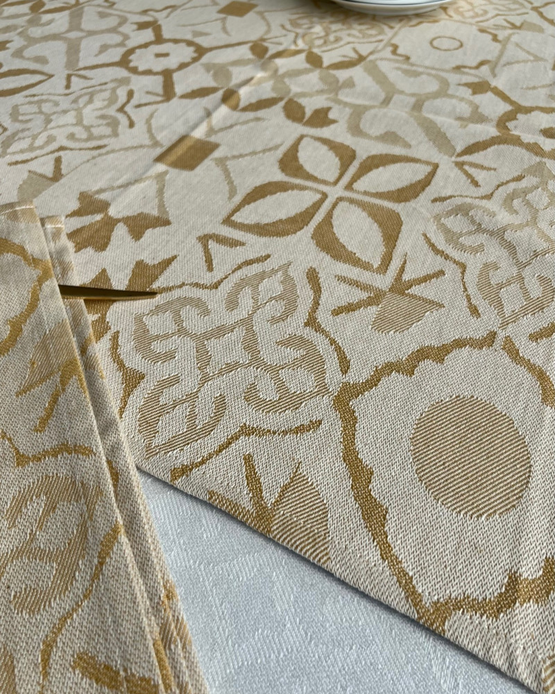 Ciment doré tissé et fabriqué en France -ici avec serviette assortie sur nappe Ciment blanc