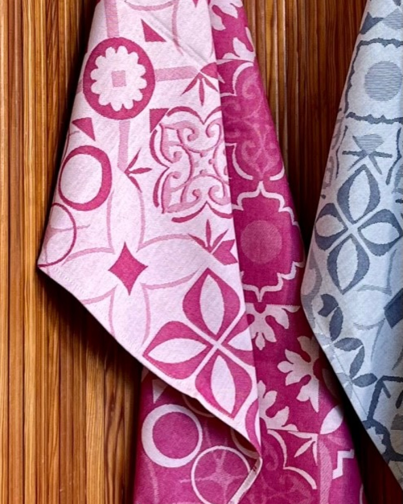 torchon motif Carreau Ciment coloris FUCHSIA - jacquard tissé et confectionné en France - 100 % coton torchon motif Carreau Ciment coloris FUCHSIA - jacquard tissé et confectionné en France - 100 % coton
