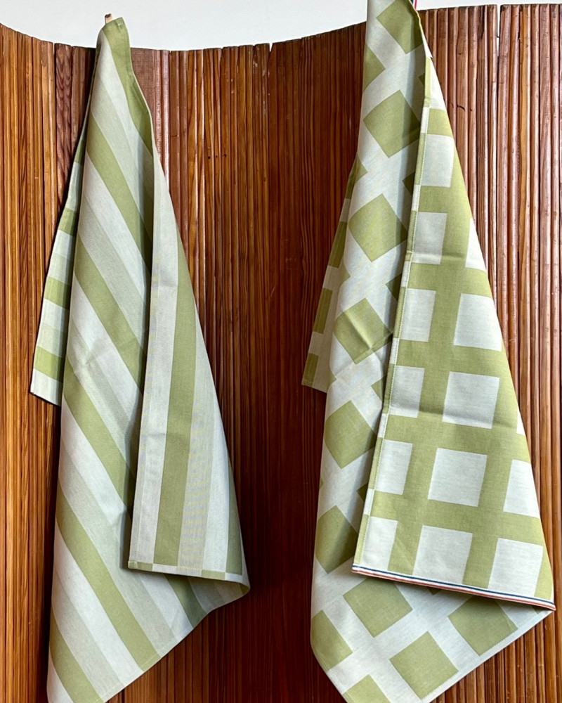 Torchon blanquette vert olive, ici avec un torchon raviole vert olive - tissé et fabriqué en France Torchon blanquette vert olive, ici avec un torchon raviole vert olive - tissé et fabriqué en France