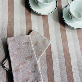 serviette Mille Feuilles chataigne - ici avec chemin de table Blanquette chataigne - made in France