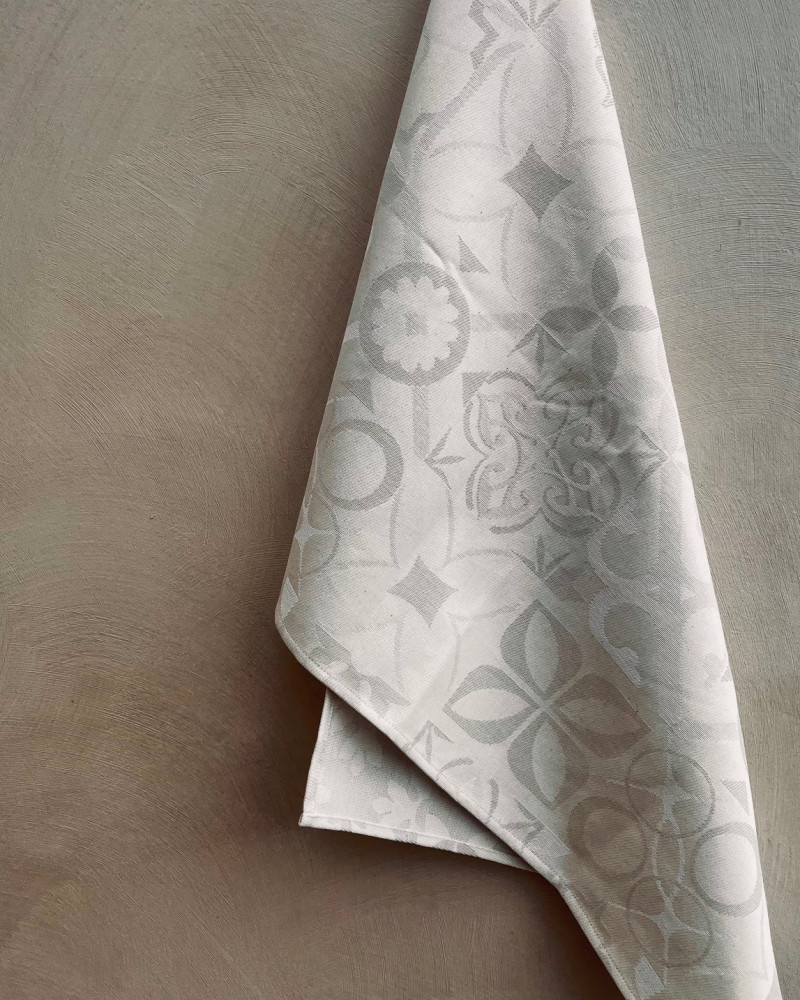 Torchon motif Carreau Ciment coloris beige et blanc- jacquard tissé et confectionné en France - 100 % coton