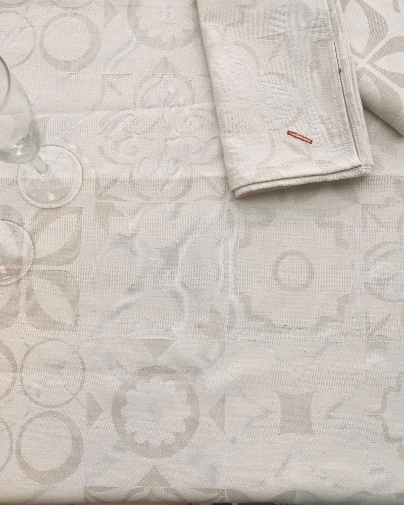 Torchon motif Carreau Ciment coloris beige et blanc- jacquard tissé et confectionné en France - 100 % coton