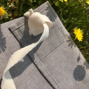 TABLIER GRIS AVEC SANGLE  fabriqué et tissé en France pur coton DETAIL