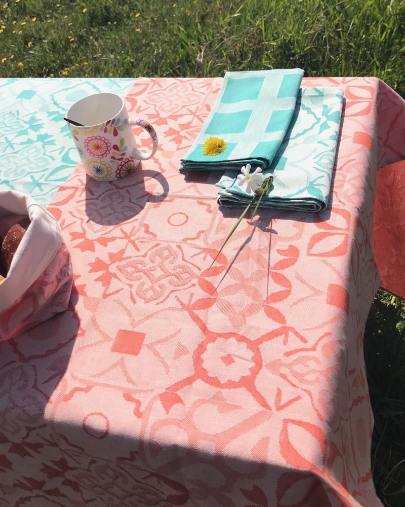 Ciment mandarine ici avec serviette ciment menthe et serviette raviole menthe. Tissé et fabriqué en France