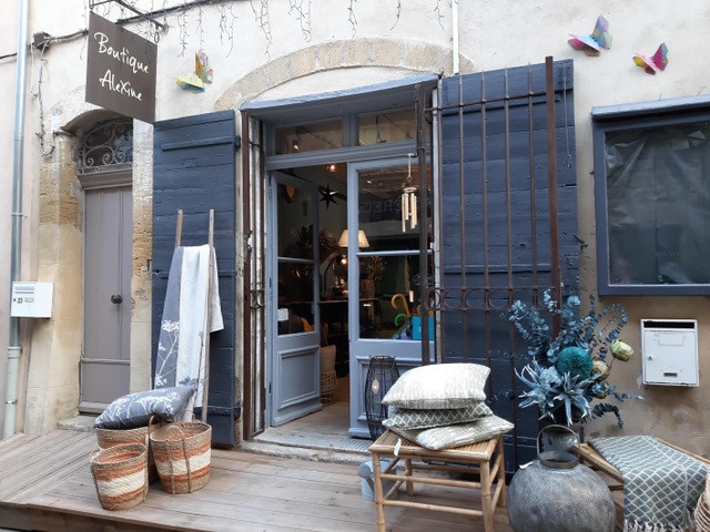84 BOUTIQUE- LOURMARIN